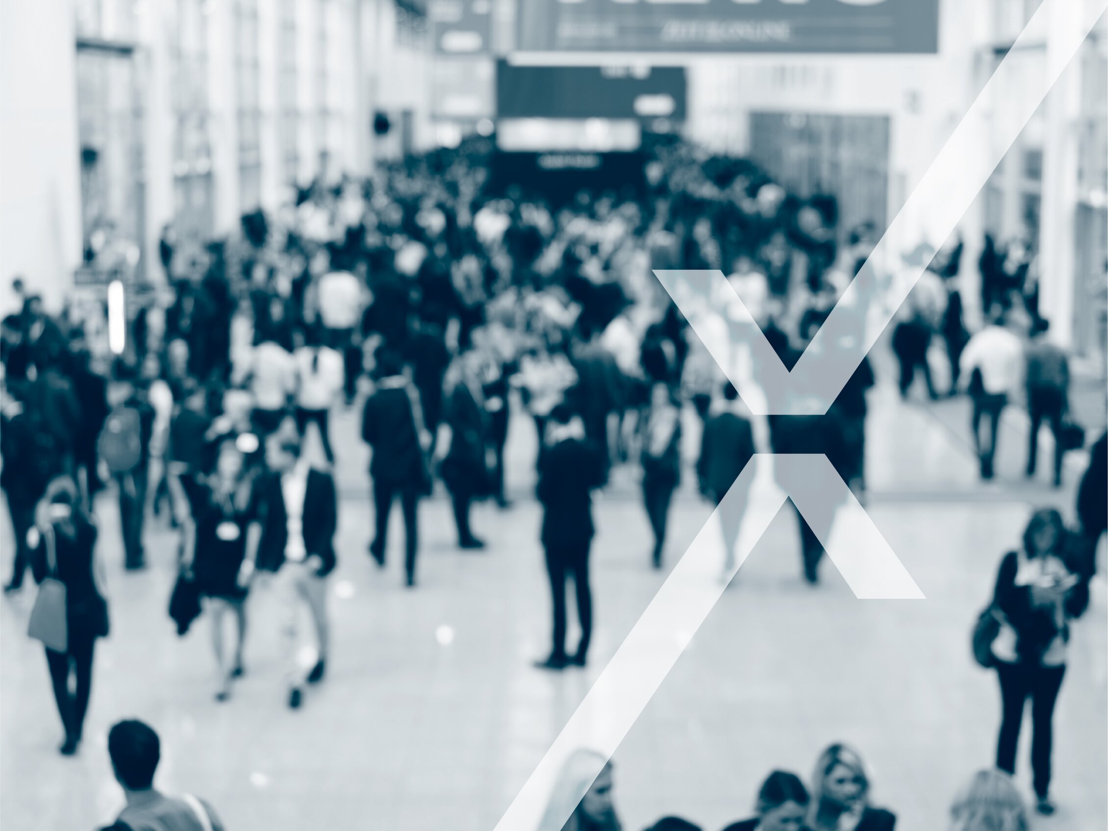 Zahlreiche Besucherinnen und Besucher besuchen die Messe – das IEG-Deutschland-Logo ist dabei gut sichtbar im Vordergrund